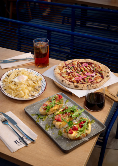 pizza al horno de leña, pasta cremosa y bruschetta