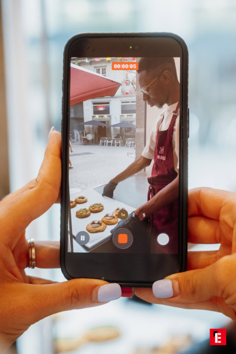 pâtissier filmé au smartphone en terrasse