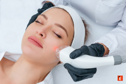 soin du visage esthétique led par praticienne gantée