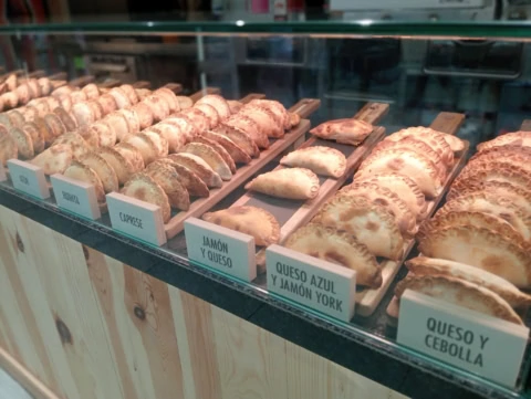variedad de empanadas artesanales en vitrina