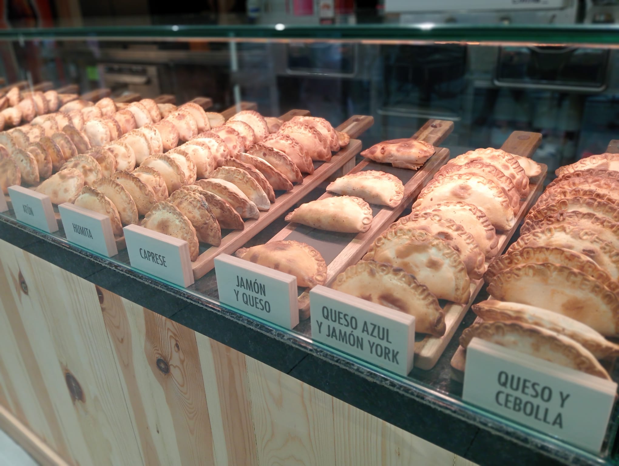 variedad de empanadas artesanales en vitrina
