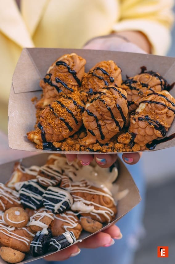 gofres burbuja y galletas con chocolate y crema
