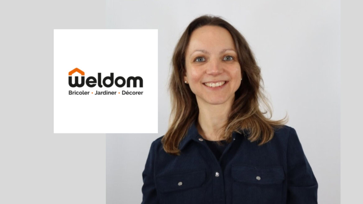 portrait femme souriante avec logo weldom