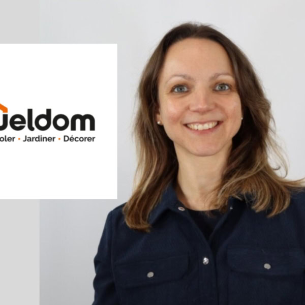 portrait femme souriante avec logo weldom