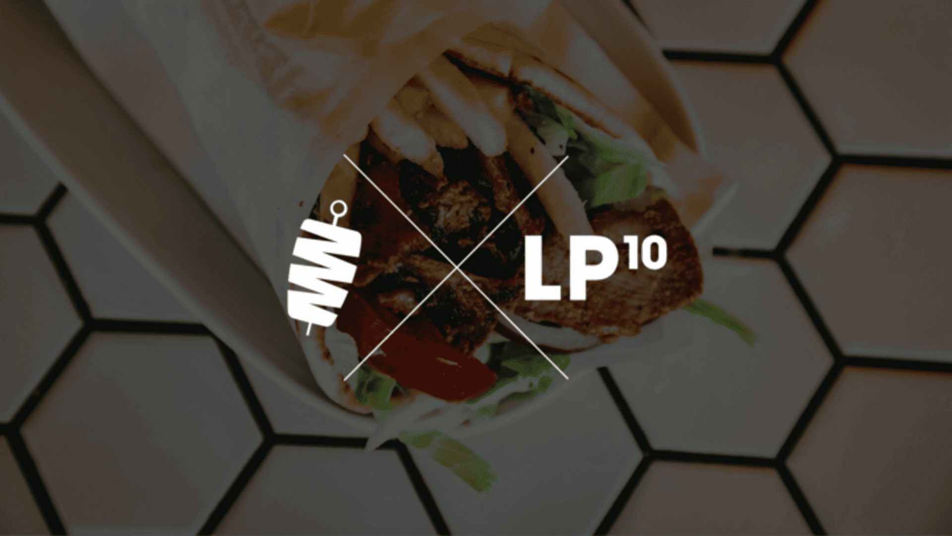 knuspriger döner‑wrap mit pommes und logo