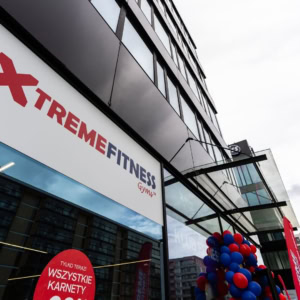 otwarcie i promocja xtreme fitness przy szklanej fasadzie