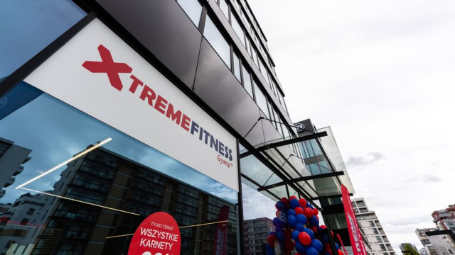 otwarcie i promocja xtreme fitness przy szklanej fasadzie