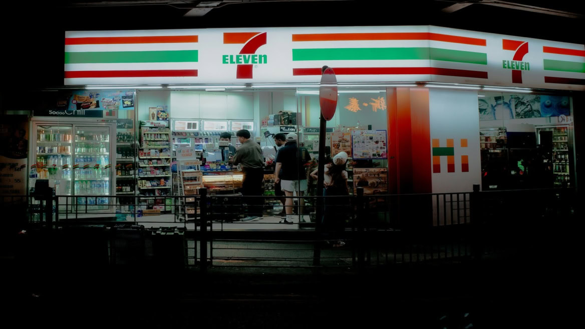7‑eleven la nuit : dépanneur urbain animé