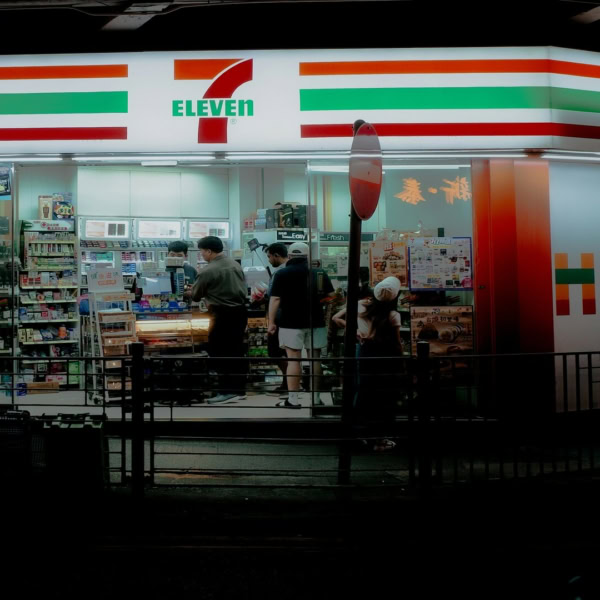 7‑eleven la nuit : dépanneur urbain animé