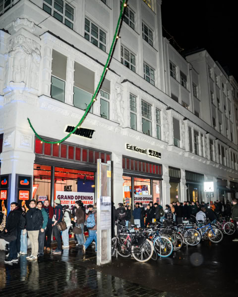 abendliche warteschlange vor neuem koreanischem restaurant