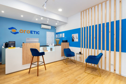 accoglienza moderna oroetic blu e legno