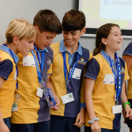 alumnos reciben premios y medallas escolares