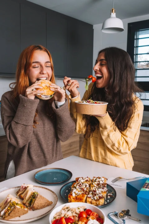 amigas en la cocina: comida y risas