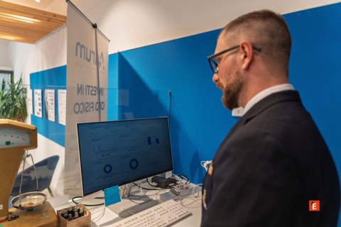 uomo analizza dashboard in stand fieristico tecnologico