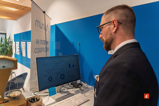 uomo analizza dashboard in stand fieristico tecnologico