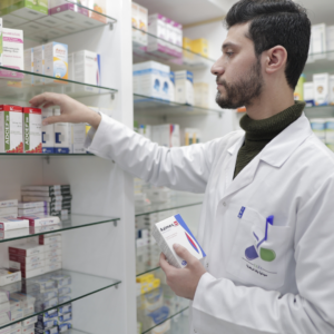 apotheker wählt medikamente im modernen regal