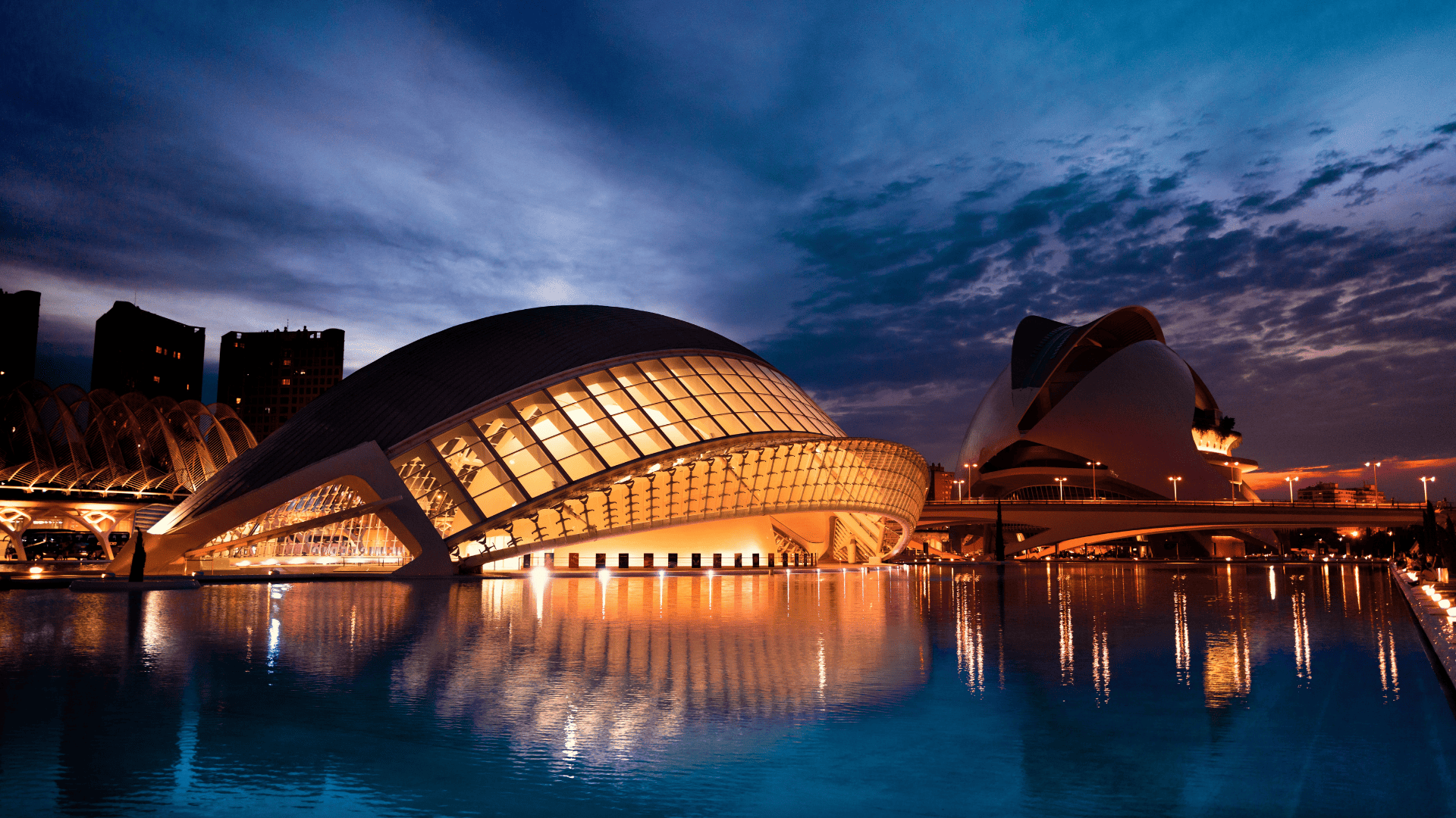 arquitectura futurista y reflejos en el agua