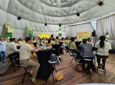 atelier séminaire en dôme jaune et convivial