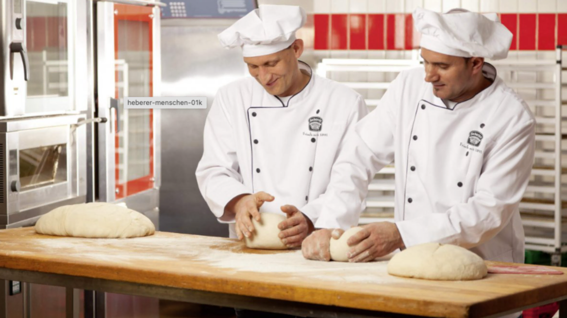 bäcker formen teig: handwerk in der backstube