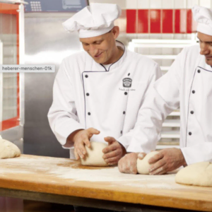 bäcker formen teig: handwerk in der backstube
