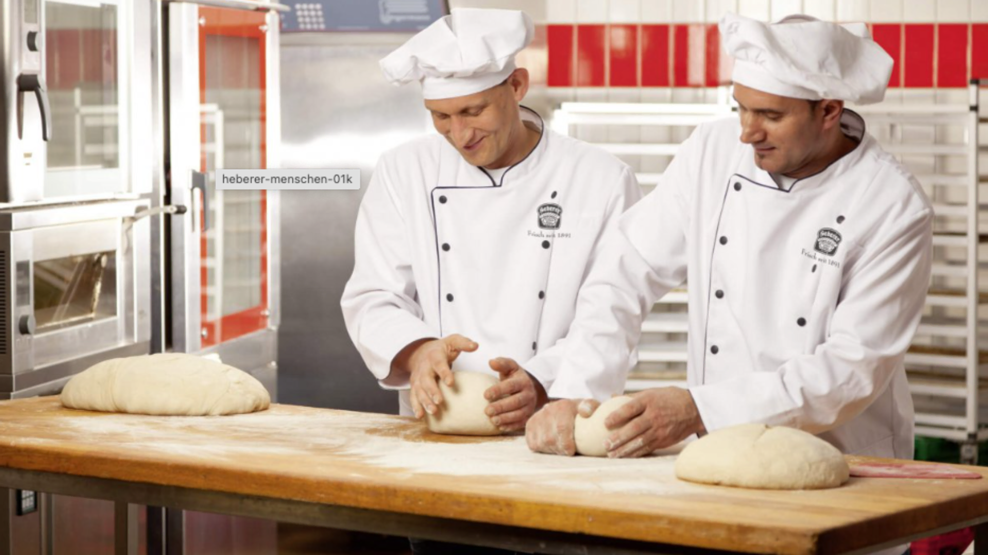 bäcker formen teig: handwerk in der backstube