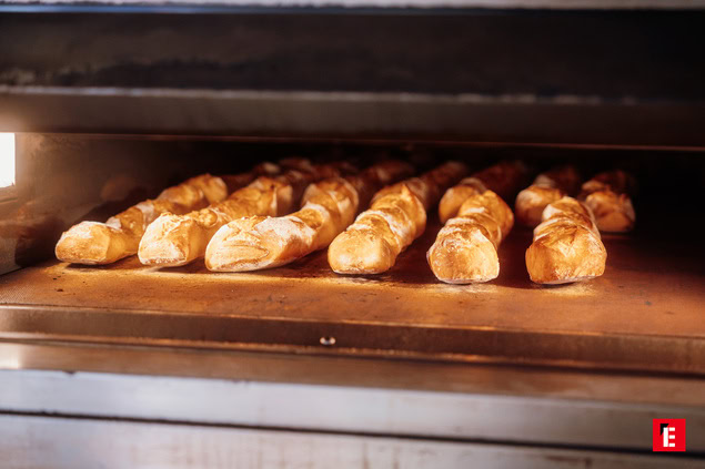 baguettes artisanales au four de boulangerie