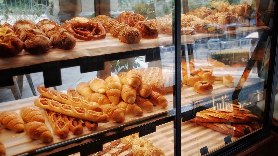 vetrina di pane artigianale e pasticceria