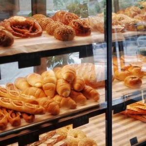 vetrina di pane artigianale e pasticceria
