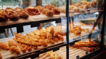 vetrina di pane artigianale e pasticceria