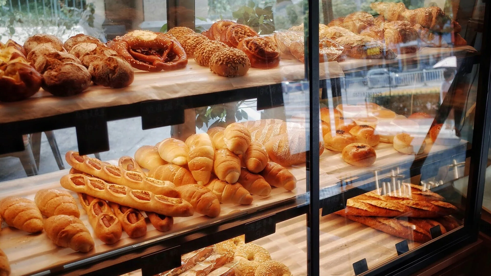vetrina di pane artigianale e pasticceria