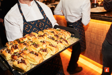 mini sándwiches de carne en bandeja para eventos