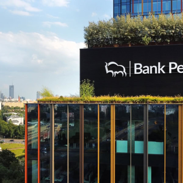 panorama warszawy z biurowcem banku pekao