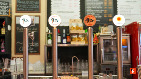 bar con cuatro grifos de cerveza victoria