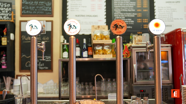 bar con cuatro grifos de cerveza victoria