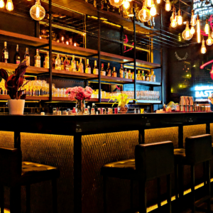 gemütliche bar mit warmem edison licht