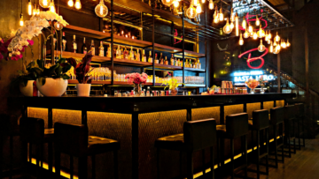 gemütliche bar mit warmem edison licht