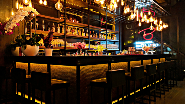 gemütliche bar mit warmem edison licht
