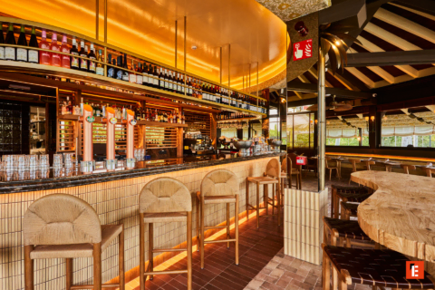 bar sofisticado con mármol, madera y luz cálida