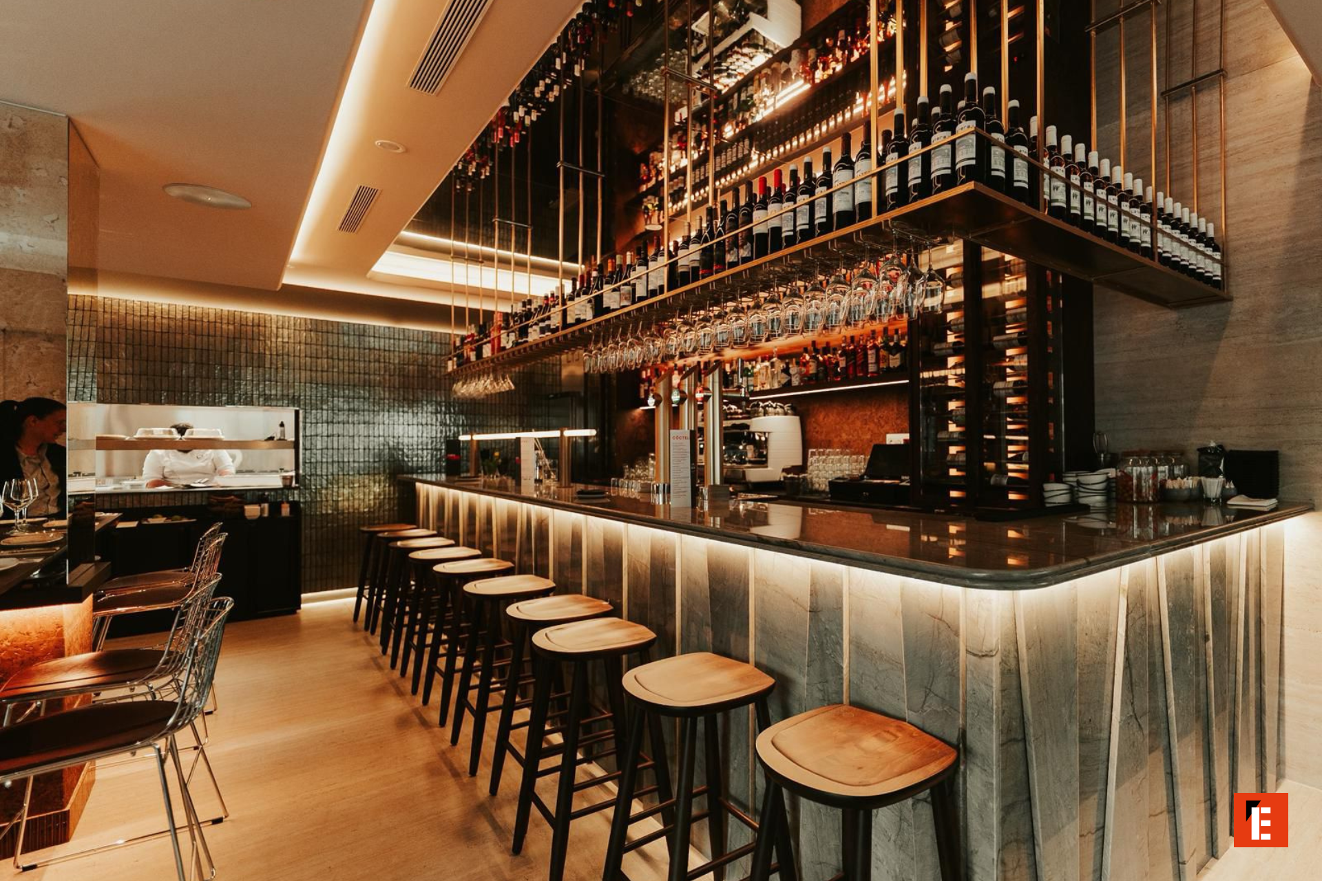 bar moderno con barra iluminada y botellas de vino