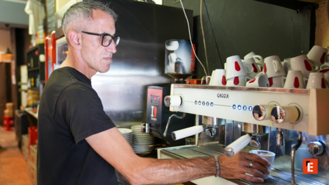 barista preparando espresso en máquina profesional gaggia
