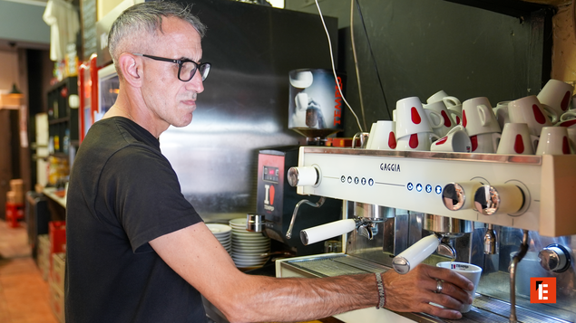 barista preparando espresso en máquina profesional gaggia