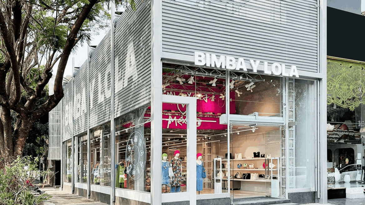 Boutique de Bimba y Lola: escaparate colorido y moderno.
