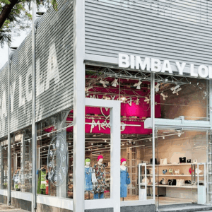 Boutique de Bimba y Lola: escaparate colorido y moderno.