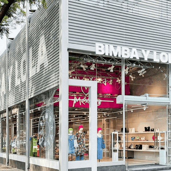 Boutique de Bimba y Lola: escaparate colorido y moderno.