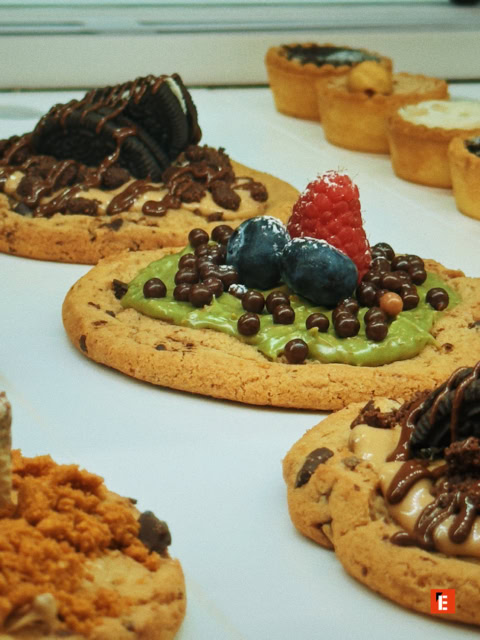 biscotti al pistacchio con frutti di bosco e cioccolato
