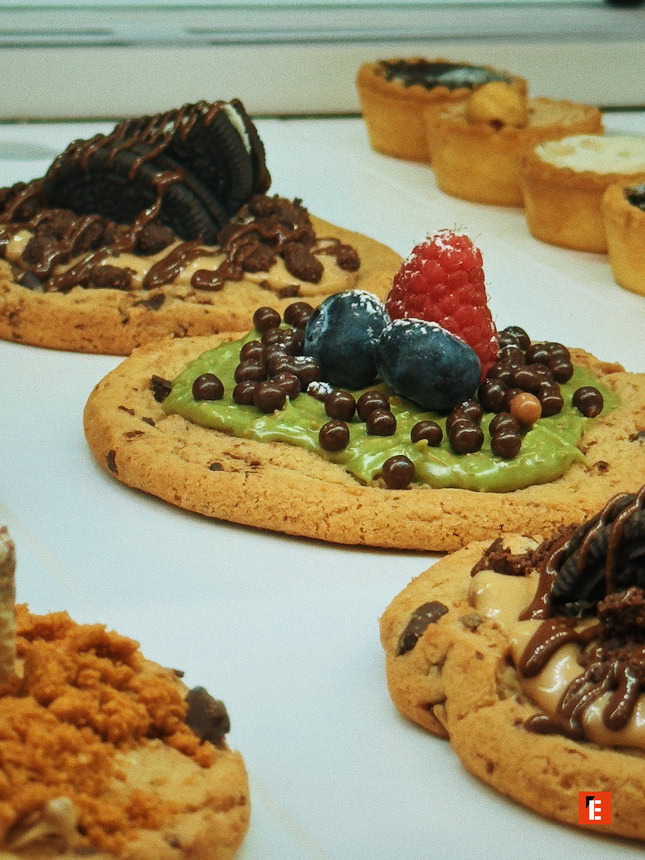 biscotti al pistacchio con frutti di bosco e cioccolato