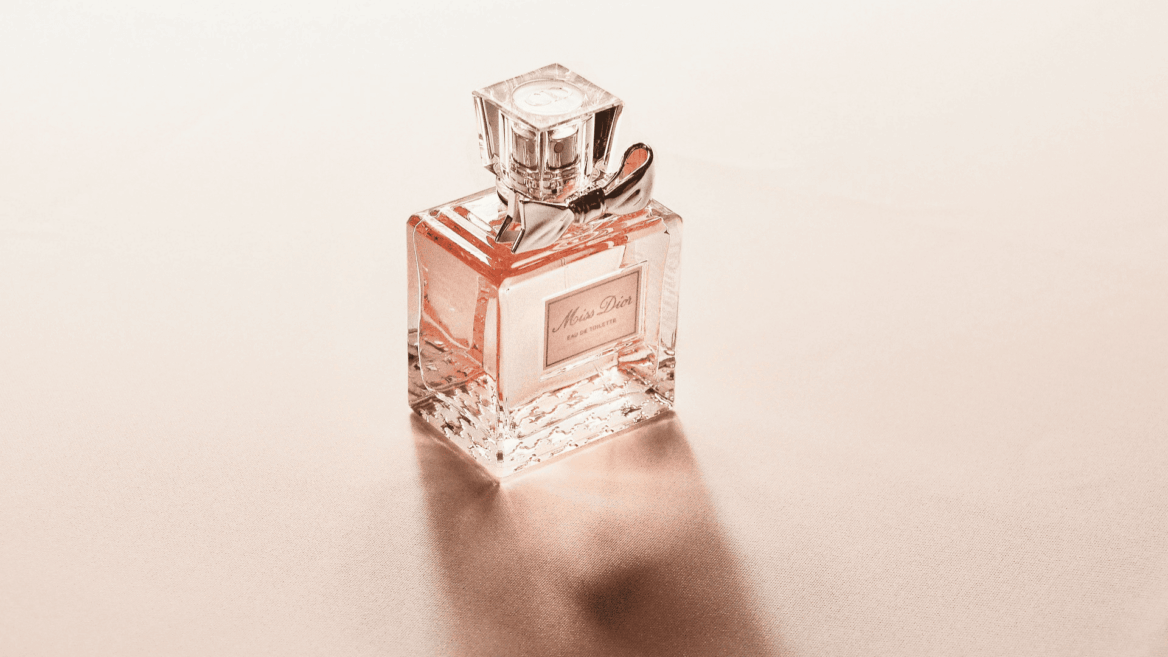 botella de perfume miss dior rosa en vidrio