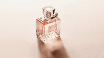 botella de perfume miss dior rosa en vidrio