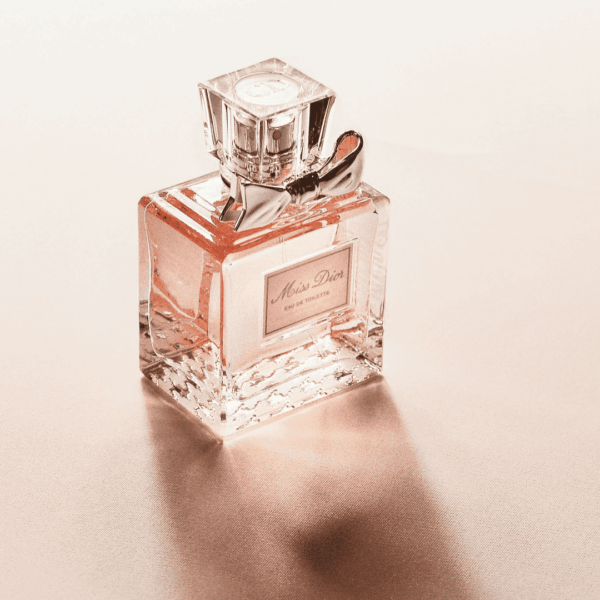 botella de perfume miss dior rosa en vidrio