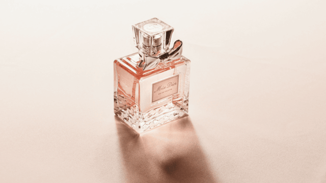 botella de perfume miss dior rosa en vidrio